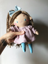 Carica l'immagine nel visualizzatore di Gallery, BAMBOLA di pezza con capelli in lana e viso ricamato a mano