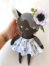 Carica l'immagine nel visualizzatore di Gallery, GATTO di stoffa, viso ricamato a mano e vestito in cotone