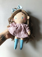 Carica l'immagine nel visualizzatore di Gallery, BAMBOLA di pezza con capelli in lana e viso ricamato a mano