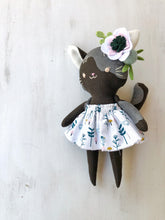 Carica l'immagine nel visualizzatore di Gallery, GATTO di stoffa, viso ricamato a mano e vestito in cotone