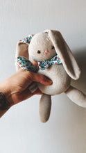 Carica l'immagine nel visualizzatore di Gallery, CONIGLIO di stoffa fatto a mano, in microspugna elastica e cotone
