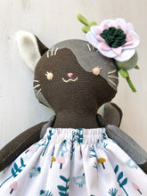 Carica l'immagine nel visualizzatore di Gallery, GATTO di stoffa, viso ricamato a mano e vestito in cotone