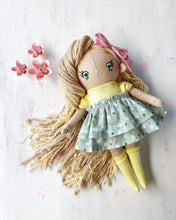 Carica l'immagine nel visualizzatore di Gallery, BAMBOLA di STOFFA con capelli di lana e vestito in cotone fantasia