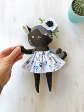 Carica l'immagine nel visualizzatore di Gallery, GATTO di stoffa, viso ricamato a mano e vestito in cotone