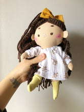 Carica l'immagine nel visualizzatore di Gallery, BAMBOLA di stoffa con capelli in lana, viso ricamato a mano