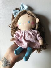 Carica l'immagine nel visualizzatore di Gallery, BAMBOLA di pezza con capelli in lana e viso ricamato a mano
