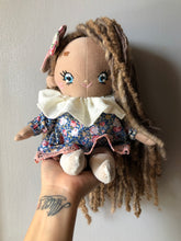 Carica l'immagine nel visualizzatore di Gallery, MINI DOLL. Bambola di pezza con capelli di lana e vestito in cotone fantasia fiori.
