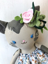 Carica l'immagine nel visualizzatore di Gallery, GATTO di stoffa con decorazioni in feltro