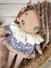 Carica l'immagine nel visualizzatore di Gallery, MINI DOLL. Bambola di pezza con capelli di lana e vestito in cotone fantasia fiori.