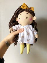 Carica l'immagine nel visualizzatore di Gallery, BAMBOLA di stoffa con capelli in lana, viso ricamato a mano