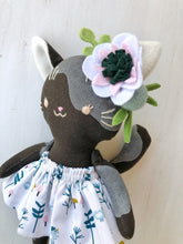 Carica l'immagine nel visualizzatore di Gallery, GATTO di stoffa, viso ricamato a mano e vestito in cotone