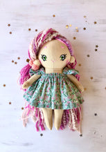 Carica l'immagine nel visualizzatore di Gallery, MINI DOLL. Bambola di pezza con capelli di lana e vestito in cotone fantasia fiori.