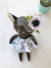 Carica l'immagine nel visualizzatore di Gallery, GATTO di stoffa, viso ricamato a mano e vestito in cotone