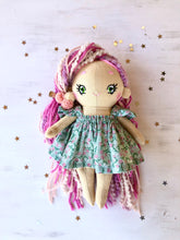 Carica l'immagine nel visualizzatore di Gallery, MINI DOLL. Bambola di pezza con capelli di lana e vestito in cotone fantasia fiori.