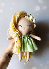 Carica l'immagine nel visualizzatore di Gallery, BAMBOLA di STOFFA con capelli di lana e vestito in cotone fantasia
