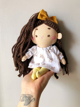Carica l'immagine nel visualizzatore di Gallery, BAMBOLA di stoffa con capelli in lana, viso ricamato a mano
