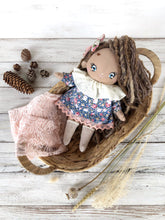 Carica l'immagine nel visualizzatore di Gallery, MINI DOLL. Bambola di pezza con capelli di lana e vestito in cotone fantasia fiori.