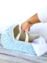 Carica l'immagine nel visualizzatore di Gallery, TRASPORTINO in feltro e cotone azzurro con nuvole bianche con manici per BEBE' DOLLS