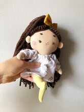 Carica l'immagine nel visualizzatore di Gallery, BAMBOLA di stoffa con capelli in lana, viso ricamato a mano