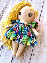 Carica l'immagine nel visualizzatore di Gallery, MINI DOLL. Bambola di pezza con capelli in lana e vestito in cotone fantasia fiori.
