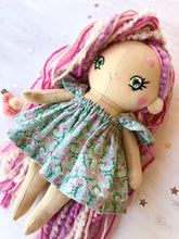 Carica l'immagine nel visualizzatore di Gallery, MINI DOLL. Bambola di pezza con capelli di lana e vestito in cotone fantasia fiori.