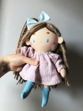 Carica l'immagine nel visualizzatore di Gallery, BAMBOLA di pezza con capelli in lana e viso ricamato a mano