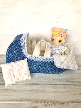 Carica l'immagine nel visualizzatore di Gallery, TRASPORTINO in feltro e cotone con manici per BEBE' DOLLS. Cuscino e copertina blu con fiori bianchi