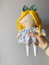 Carica l'immagine nel visualizzatore di Gallery, BAMBOLA di stoffa in cotone con capelli in lana