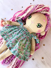 Carica l'immagine nel visualizzatore di Gallery, MINI DOLL. Bambola di pezza con capelli di lana e vestito in cotone fantasia fiori.