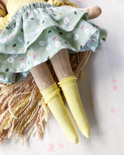 Carica l'immagine nel visualizzatore di Gallery, BAMBOLA di STOFFA con capelli di lana e vestito in cotone fantasia