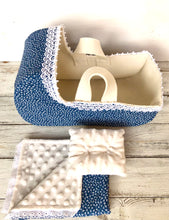 Carica l'immagine nel visualizzatore di Gallery, TRASPORTINO in feltro e cotone con manici per BEBE' DOLLS. Cuscino e copertina blu con fiori bianchi