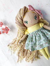 Carica l'immagine nel visualizzatore di Gallery, BAMBOLA di STOFFA con capelli di lana e vestito in cotone fantasia