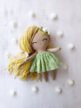 Carica l'immagine nel visualizzatore di Gallery, BAMBOLA di STOFFA con capelli di lana e vestito in cotone fantasia