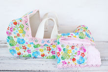 Carica l'immagine nel visualizzatore di Gallery, TRASPORTINO in feltro e cotone con manici per BEBE' DOLLS. Trasportino e copertina fantasia fiori
