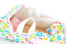 Carica l'immagine nel visualizzatore di Gallery, TRASPORTINO in feltro e cotone con manici per BEBE' DOLLS. Trasportino e copertina fantasia fiori