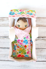 Carica l'immagine nel visualizzatore di Gallery, TRASPORTINO in feltro e cotone con manici per BEBE' DOLLS. Trasportino e copertina fantasia fiori