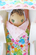 Carica l'immagine nel visualizzatore di Gallery, TRASPORTINO in feltro e cotone con manici per BEBE' DOLLS. Trasportino e copertina fantasia fiori