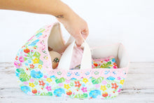Carica l'immagine nel visualizzatore di Gallery, TRASPORTINO in feltro e cotone con manici per BEBE' DOLLS. Trasportino e copertina fantasia fiori
