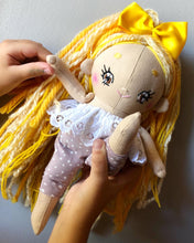 Carica l'immagine nel visualizzatore di Gallery, BAMBOLA di STOFFA con capelli di lana e vestito in cotone fantasia