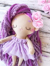 Carica l'immagine nel visualizzatore di Gallery, BAMBOLA di STOFFA con capelli di lana e vestito in cotone fantasia