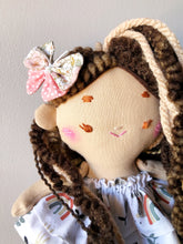 Carica l'immagine nel visualizzatore di Gallery, BAMBOLA di stoffa, capelli in lana, viso ricamato a mano
