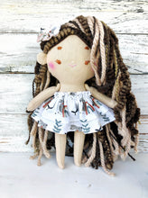 Carica l'immagine nel visualizzatore di Gallery, BAMBOLA di stoffa, capelli in lana, viso ricamato a mano