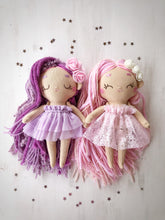 Carica l'immagine nel visualizzatore di Gallery, BAMBOLA di STOFFA con capelli di lana e vestito in cotone fantasia