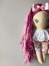 Carica l'immagine nel visualizzatore di Gallery, MINI DOLL. Bambola di pezza con capelli di lana e vestito in cotone fantasia fiori.