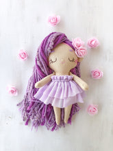Carica l'immagine nel visualizzatore di Gallery, BAMBOLA di STOFFA con capelli di lana e vestito in cotone fantasia