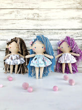 Carica l'immagine nel visualizzatore di Gallery, BAMBOLA di stoffa, capelli in lana, viso ricamato a mano
