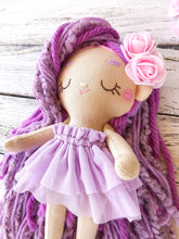 Carica l'immagine nel visualizzatore di Gallery, BAMBOLA di STOFFA con capelli di lana e vestito in cotone fantasia
