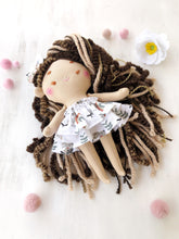 Carica l'immagine nel visualizzatore di Gallery, BAMBOLA di stoffa, capelli in lana, viso ricamato a mano