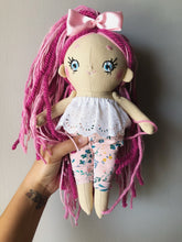 Carica l'immagine nel visualizzatore di Gallery, MINI DOLL. Bambola di pezza con capelli di lana e vestito in cotone fantasia fiori.