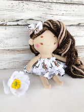 Carica l'immagine nel visualizzatore di Gallery, BAMBOLA di stoffa, capelli in lana, viso ricamato a mano